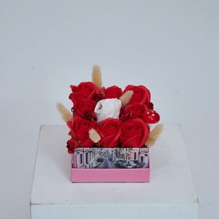 Aranjament cu 9 trandafiri de sapun (8+1)