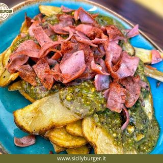 Patatine con pesto di pistacchio e mortadella