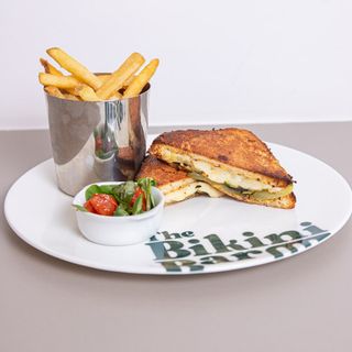 Bikini De Calabacín A La Plancha Con Queso Emmental, Pepinillos Y Mostaza Dijon (¡Incluye Patatas!)