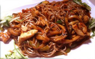 29. Yaki soba Con pollo in salsa teriyaki