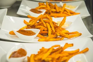 Cartofi dulci prajiti cu sos aioli