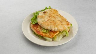 Pileći file sa žara u lepinji 