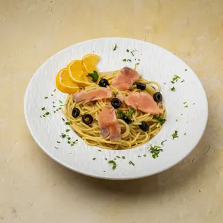 Pasta al Salmone con Olive Nere