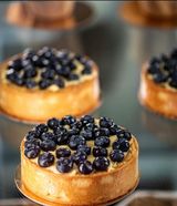 Tartă cu fistic și afine