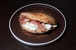 Panino crudo e ricotta