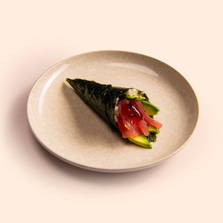 101. Temaki de atún, aguacate, queso, salsa teriyaki y sésamo