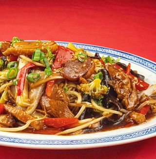 Tallarin Saltado de Pato Pekin y Hongos.