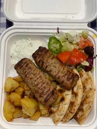 Piatto Bifteki ripieno con formaggio