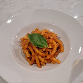 fusilli al sugo e parmigiano + acqua piccola 