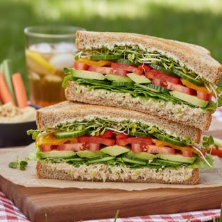 Sándwich vegetal con atún