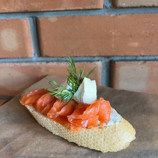 Брускета з лососем (2шт)