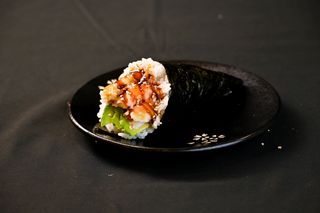 Temaki de gamba y aguacate 
