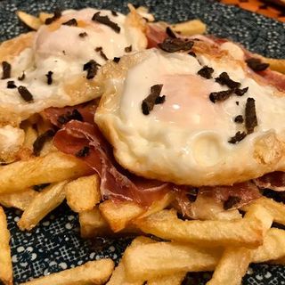Huevos Rotos Con Jamón, Pimientos Del Padrón Y Trufa