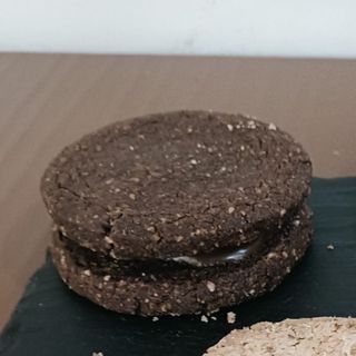 Biscotti nocciola e cacao con cioccolato fondente 