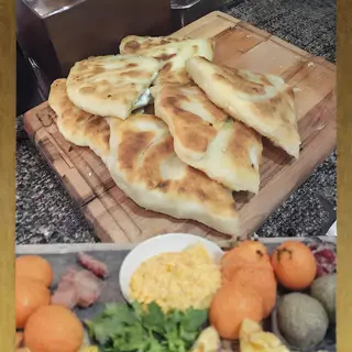 Placinte la tigaie cu cartofi, varza, brânza