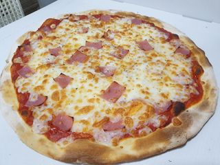 Pizza De Jamón Y Queso Mozzarella