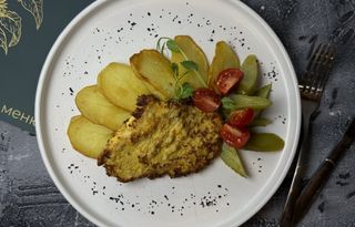 Куряча відбивна з печеною картоплею