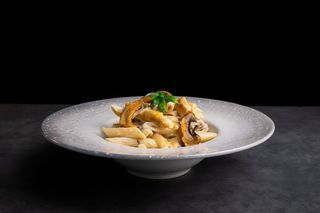 Penne cu pui și ciuperci în sos alb