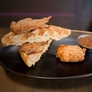 GOFRE CON POLLO FRITO Y MANGO