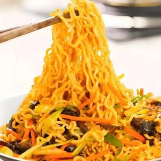 96. Yakisopa frito con verdura