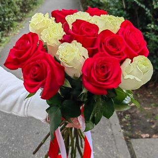 Buchet 15 trandafiri albi și roșii 