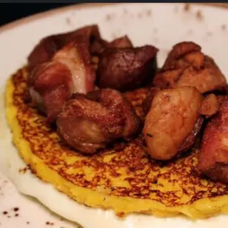 Cachapa con queso de mano y chicharrón de cerdo