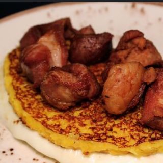 Cachapa con queso de mano y chicharrón de cerdo