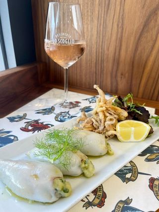 Calamaro ripieno con crema di asparagi