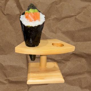 119. Temaki De Salmón Y Aguacate (1 Pza.)