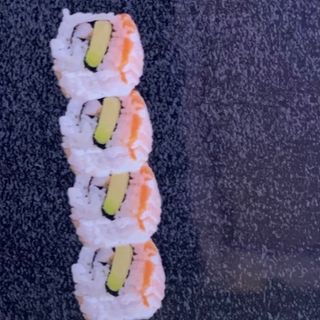  174 Uramaki de aguacate con queso y salmón flameado (8 pzs.)