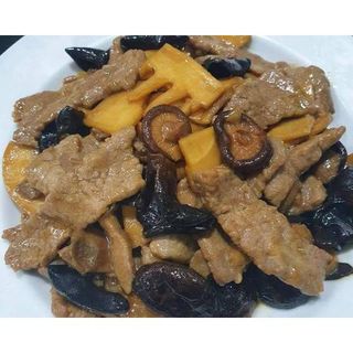 Vaca com bambu e cogumelos chineses