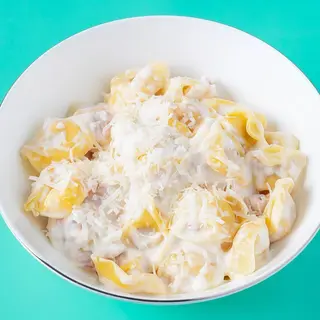 Tortellini bolognesi con panna e prosciutto