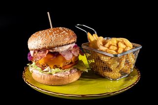 Chicken fillet burger și cartofi "U"