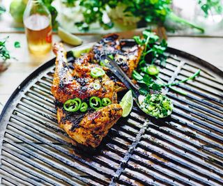 Demi-Poulet Mariné Et Grillé À La Braise