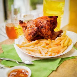 Pollo (Medio) Con Patatas Y Ensalada