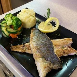 Lubina A La Plancha Con Verduras Y Puré De Patata