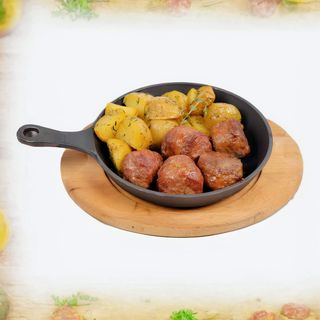 Агнешки кюфтенца с печени картофки и сос