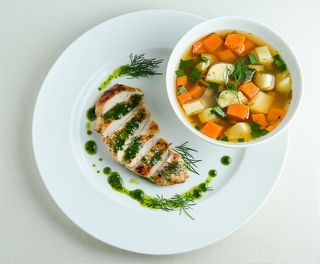 Meniu 2: Piept pui sos marar + ciorba legume