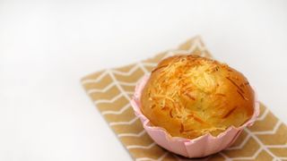 CIEPŁE BUŁECZKI POSYPANE PARMEZANEM I OLIWĄ