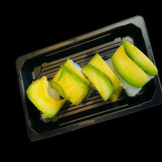 Uramaki de aguacate (4 pzs.)