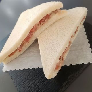 Tramezzino con tonno, pomodoro e maionese