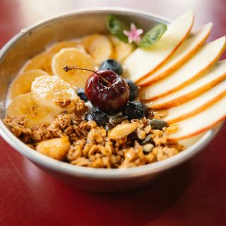 Yogur Natural con granola, miel y fruta