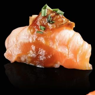 85- nigiri salmon flameado con foie 2u