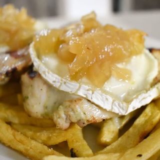 Pechuga con rulo de cabra y cebolla caramelizada 