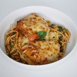 Poulet Gratiné Au Parmesan - Servi Sur Un Lit De Spaghetti