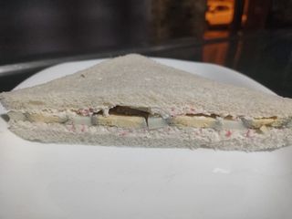 Sándwich De Cangrejo Y Huevo Duro