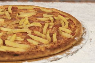 Pizza classica würstel e patatine