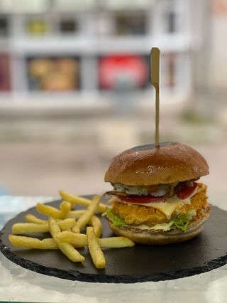 Пилешки бургер с картофки (500г)