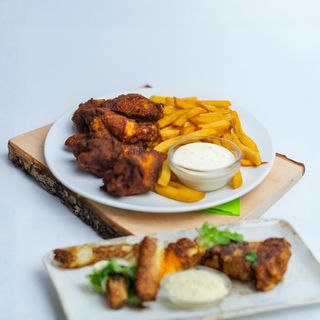 Aripioare hot wings cu cartofi wedges/prajiti si sos