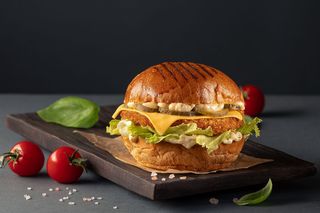 Бургер з курячою котлетою та соусом Дор Блю